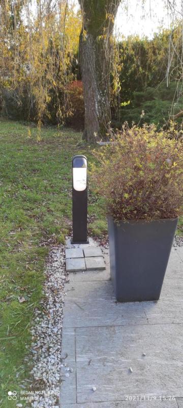 Pose de luminaires autour d'une terrasse. 