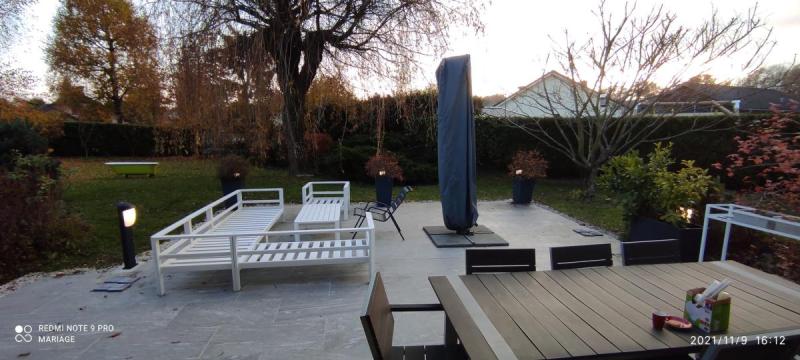 Pose de luminaires autour d'une terrasse. 